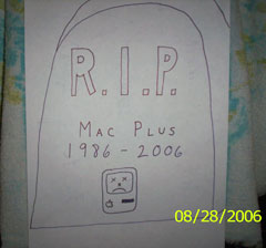Mac Plus gravestone